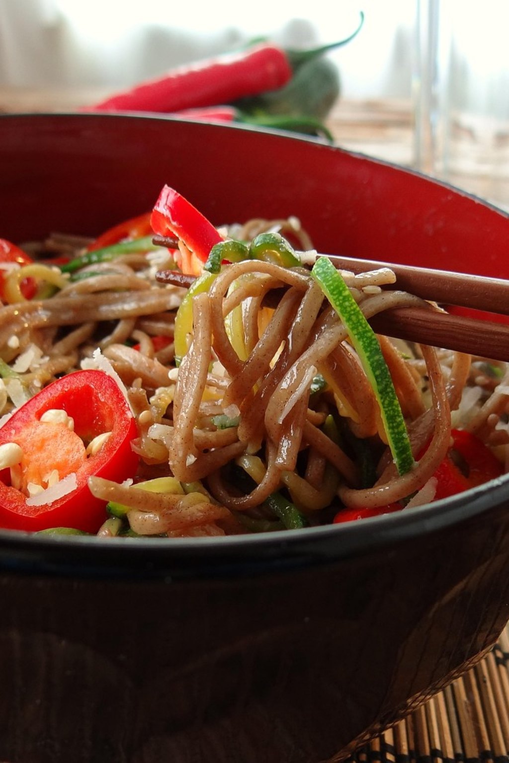 Miska soba z cukinią i chili w sosie miso