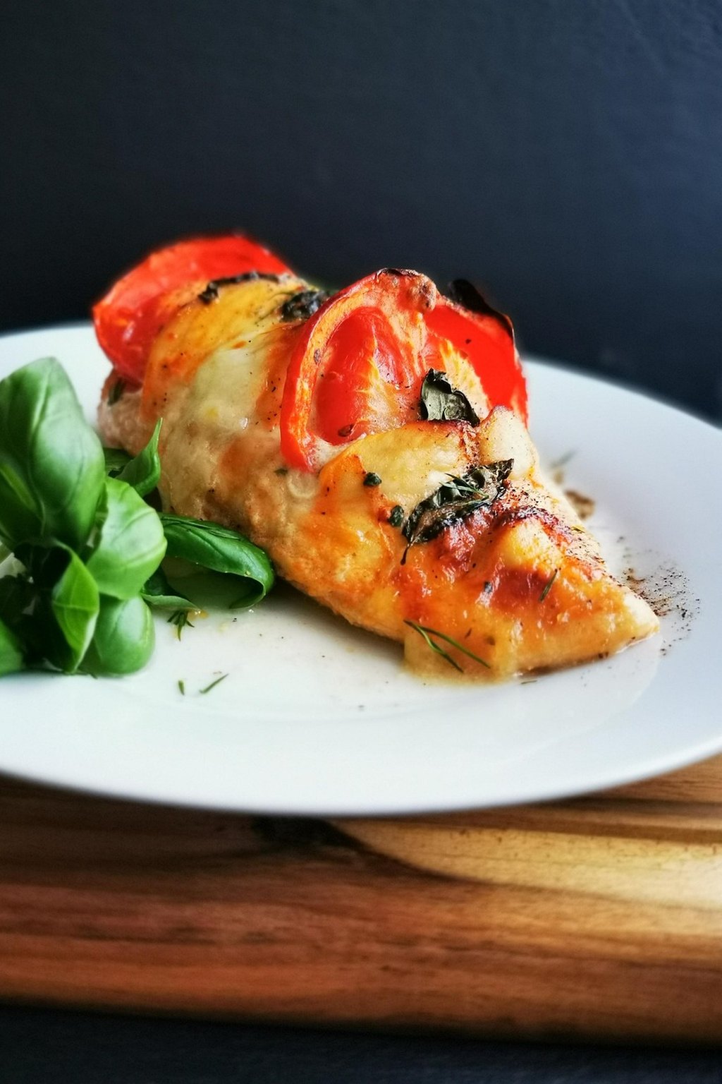 Pieczona pierś kurczaka z pomidorami i bazylią