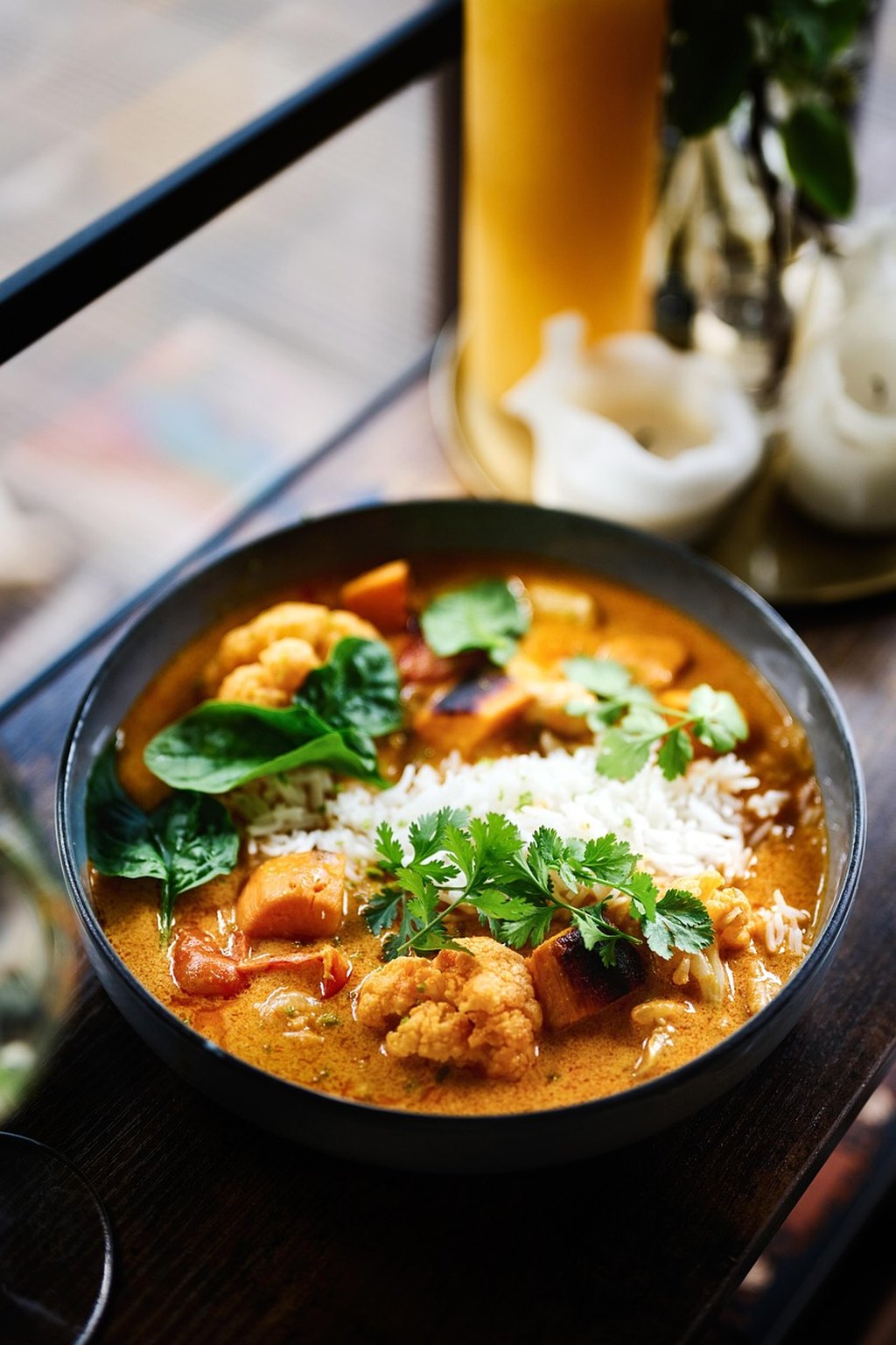 Curry z kalafiorem i szpinakiem