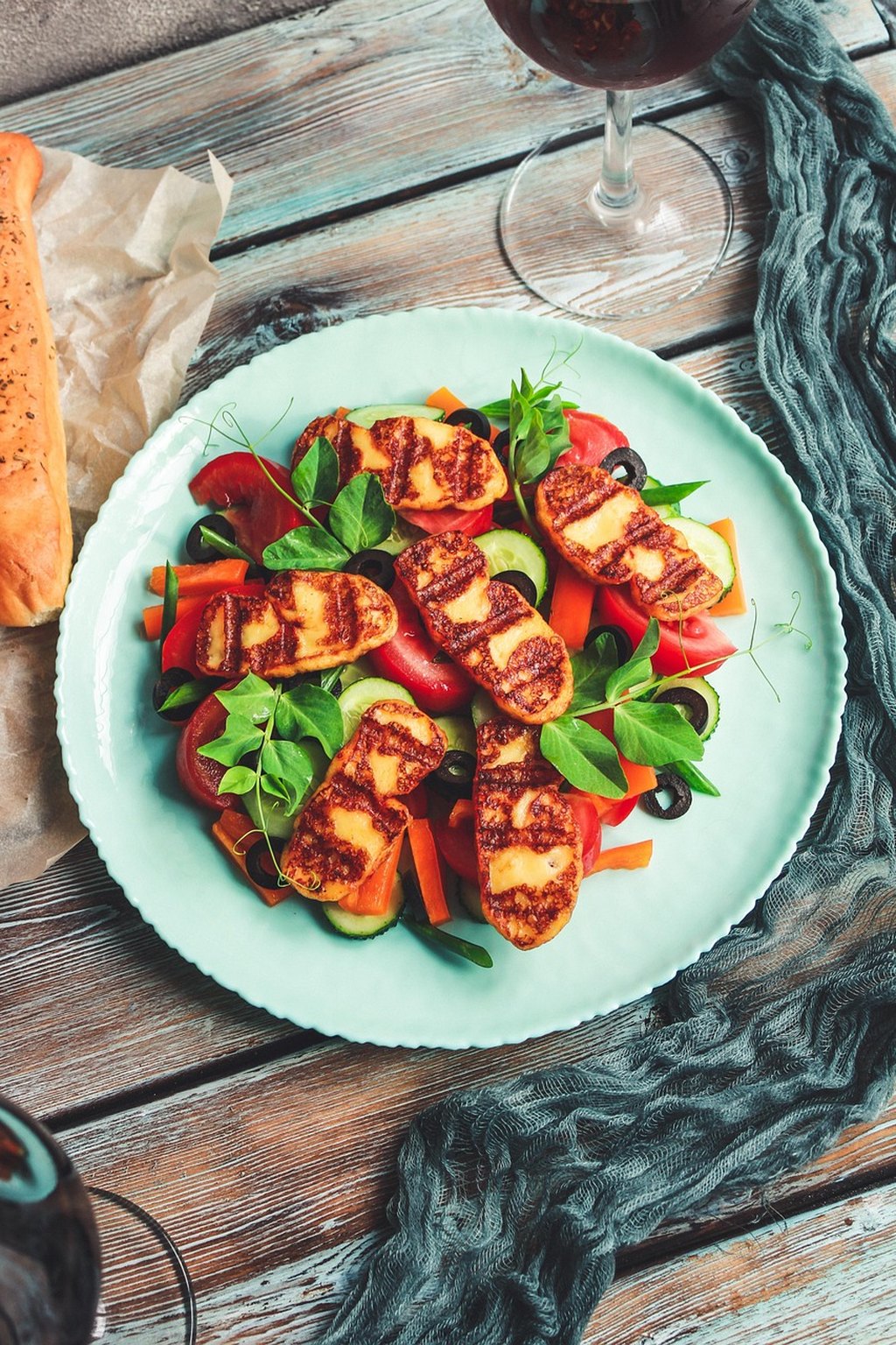 Ciepła sałatka z halloumi i warzywami