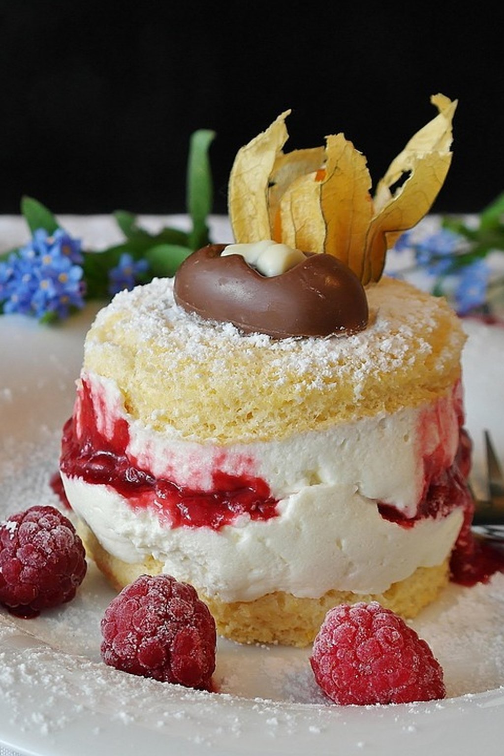 Małe torciki biszkoptowe z malinami i mascarpone