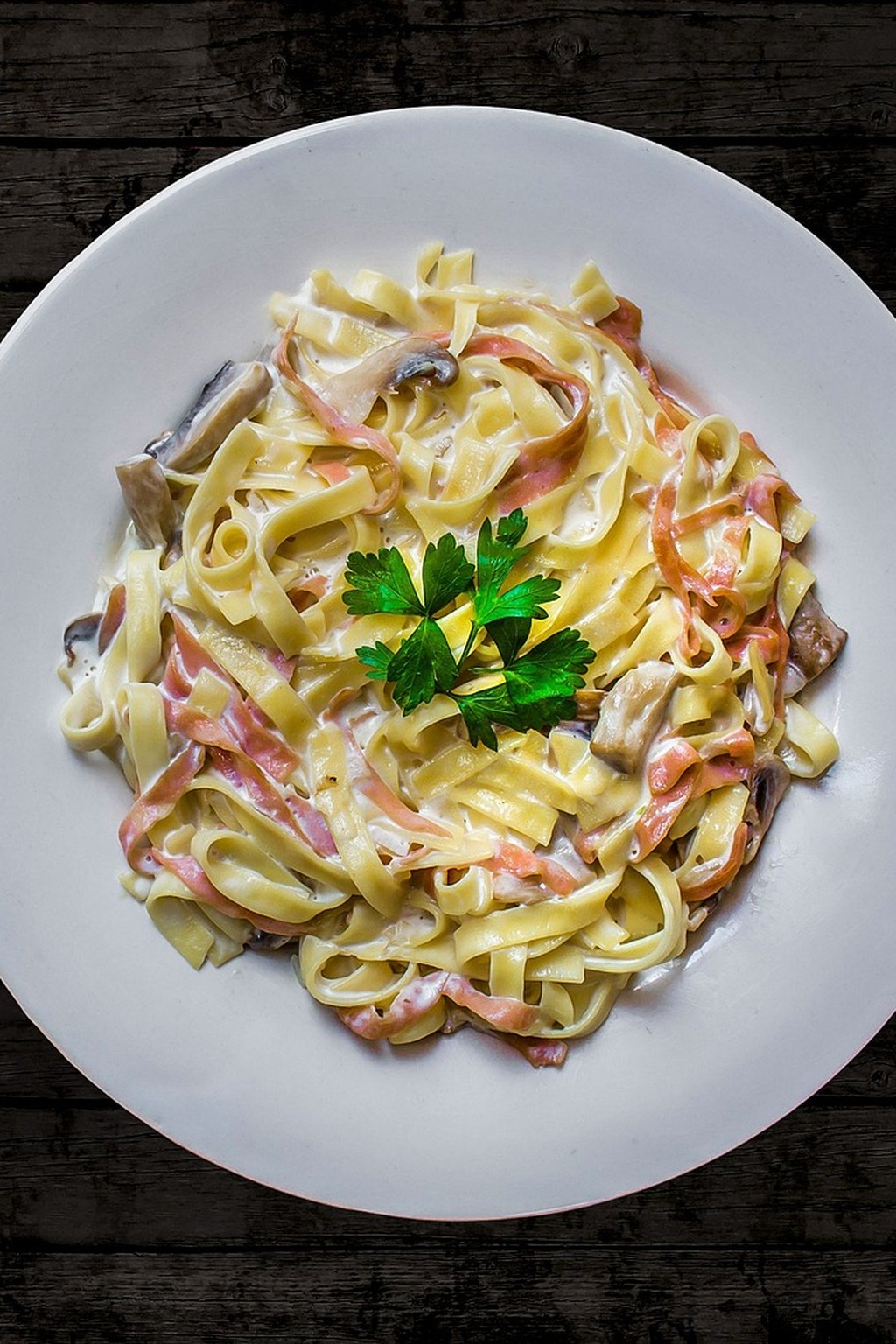 Tagliatelle z pieczarkami i szynką w sosie śmietanowym