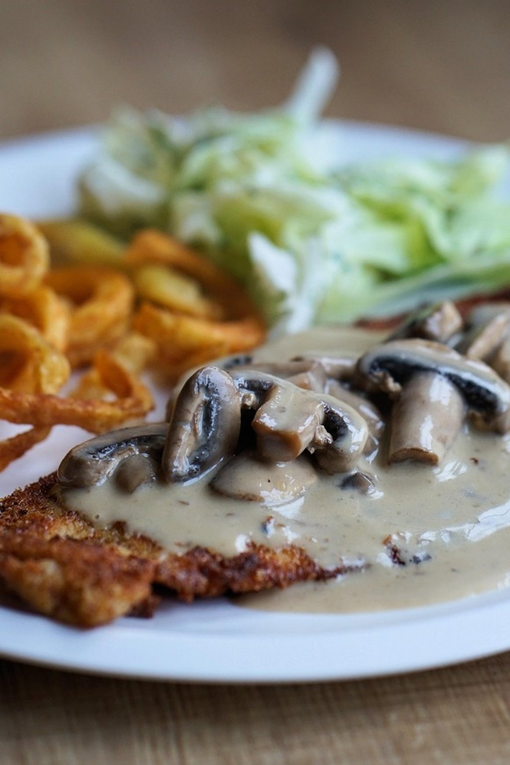 Kotlet z kurczaka w sosie pieczarkowym z frytkami