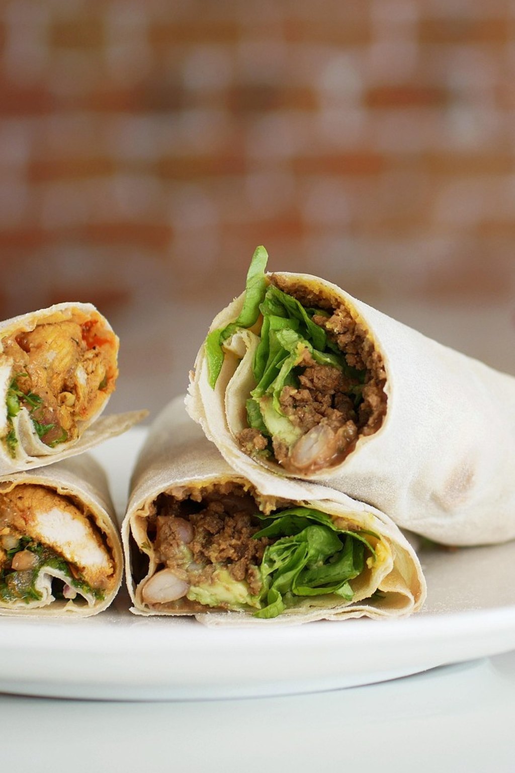 Tortilla pszenna z kurczakiem i zielonymi dodatkami