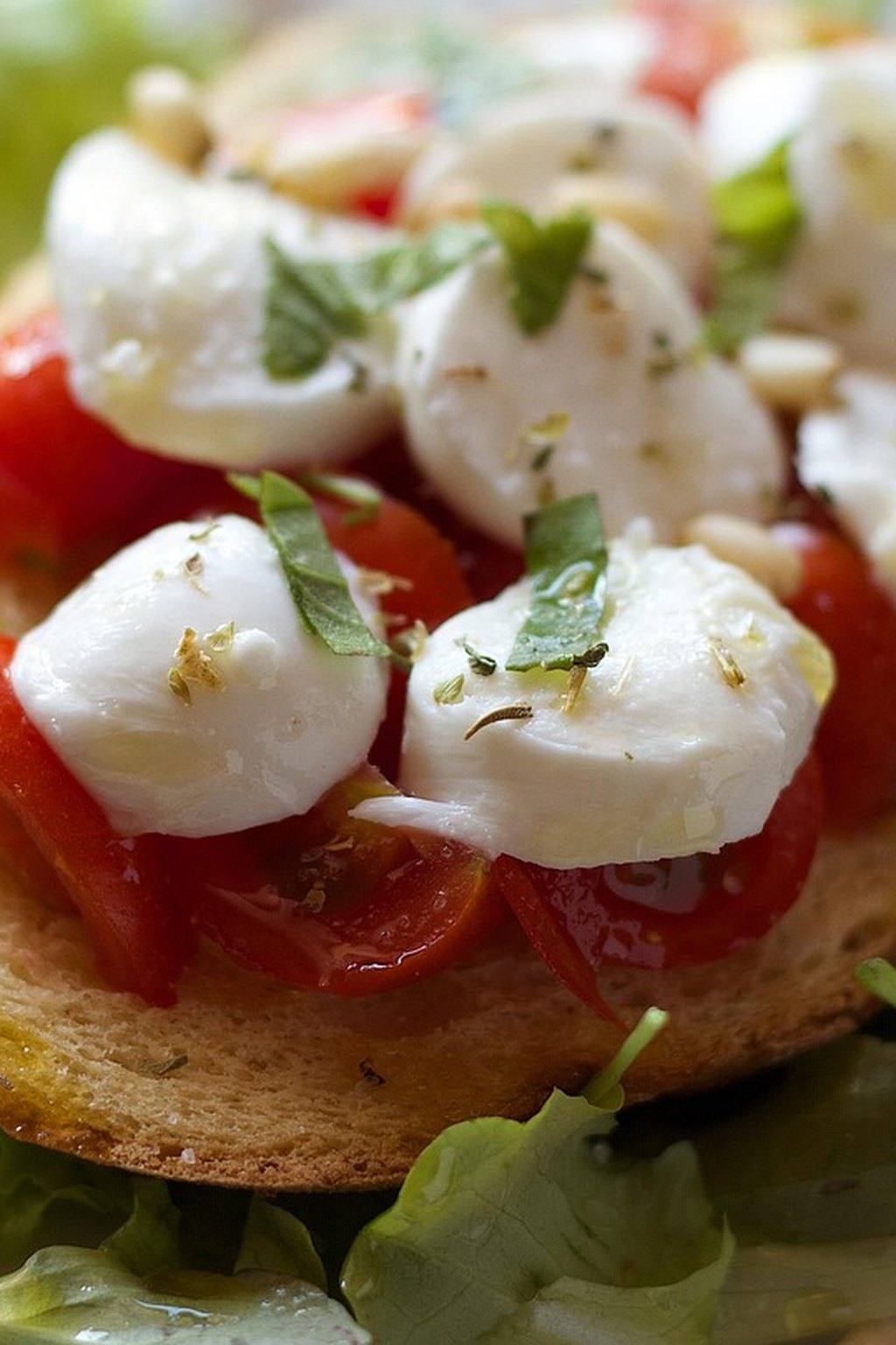 Szybkie grzanki z pomidorem i mozzarellą