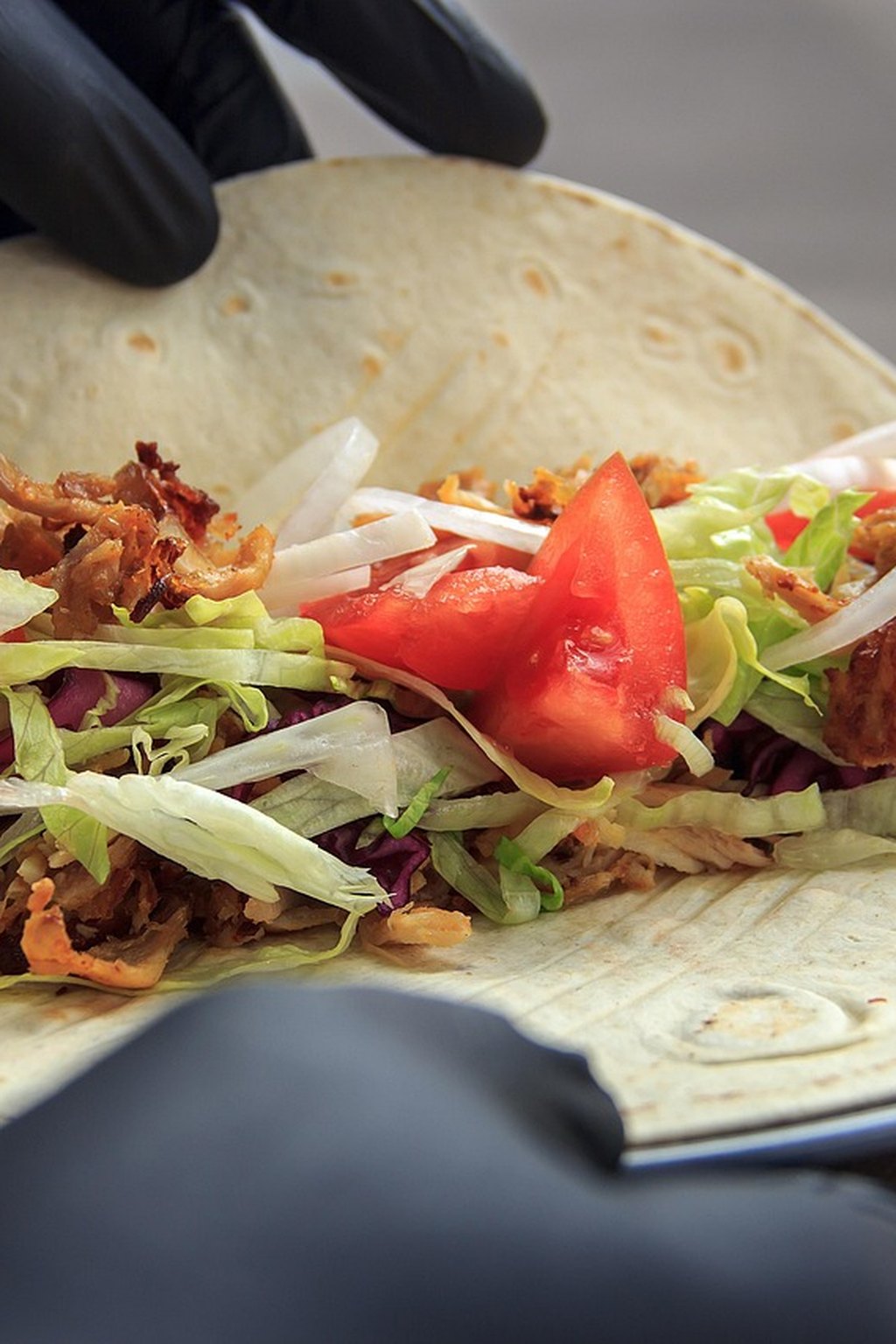 Ognista tortilla z kurczakiem i warzywami