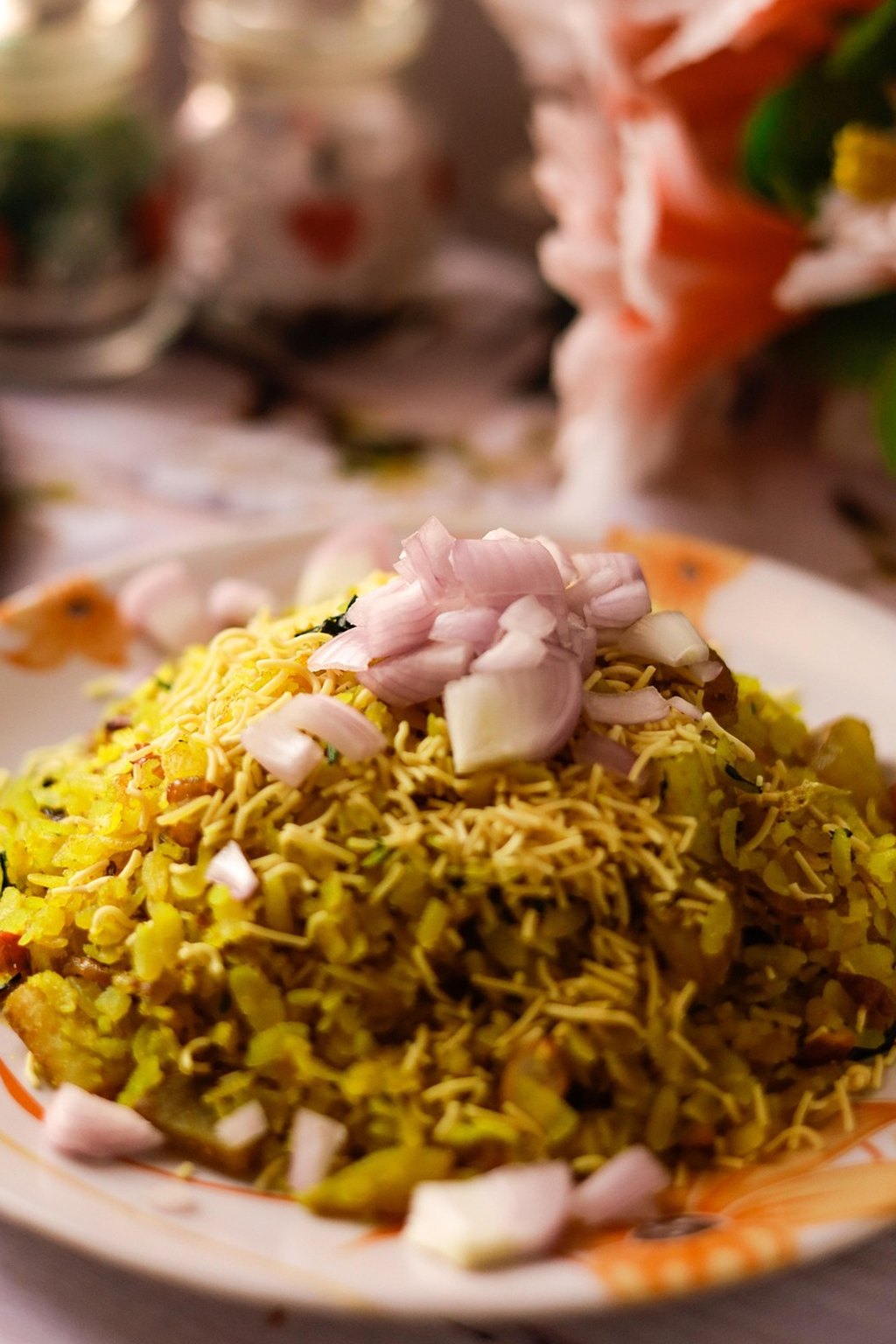 Klasyczna poha z sev i surową cebulą