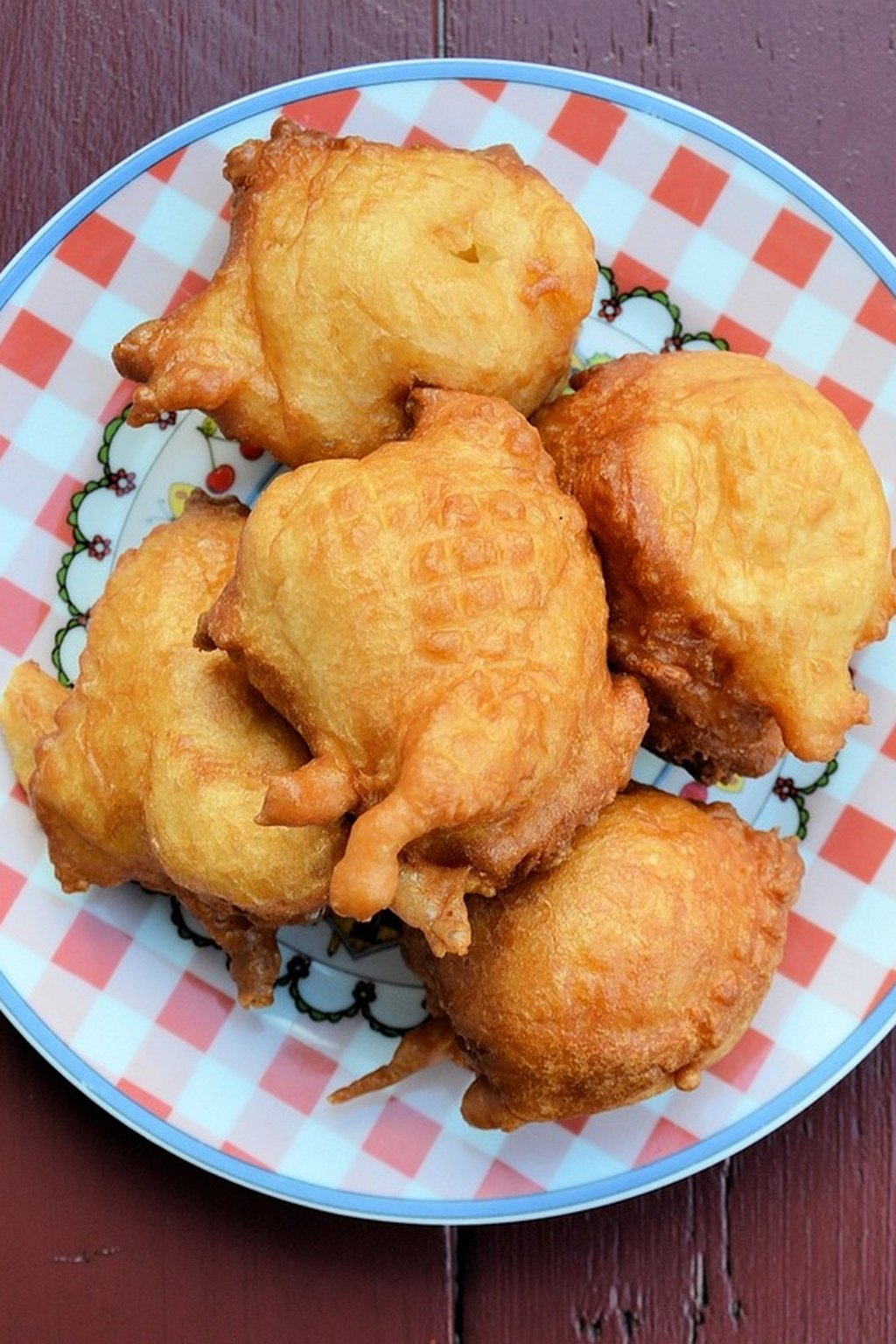 Złociste placuszki z ciecierzycy z sosem tahini