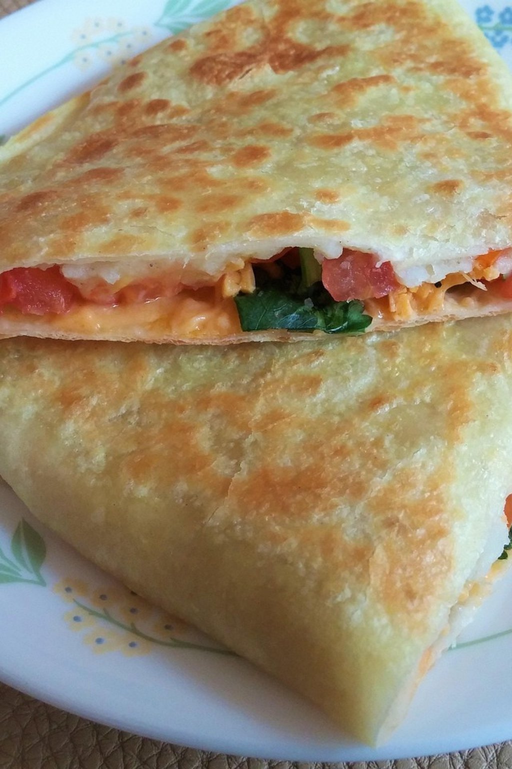 Quesadille ze szpinakiem i pomidorem