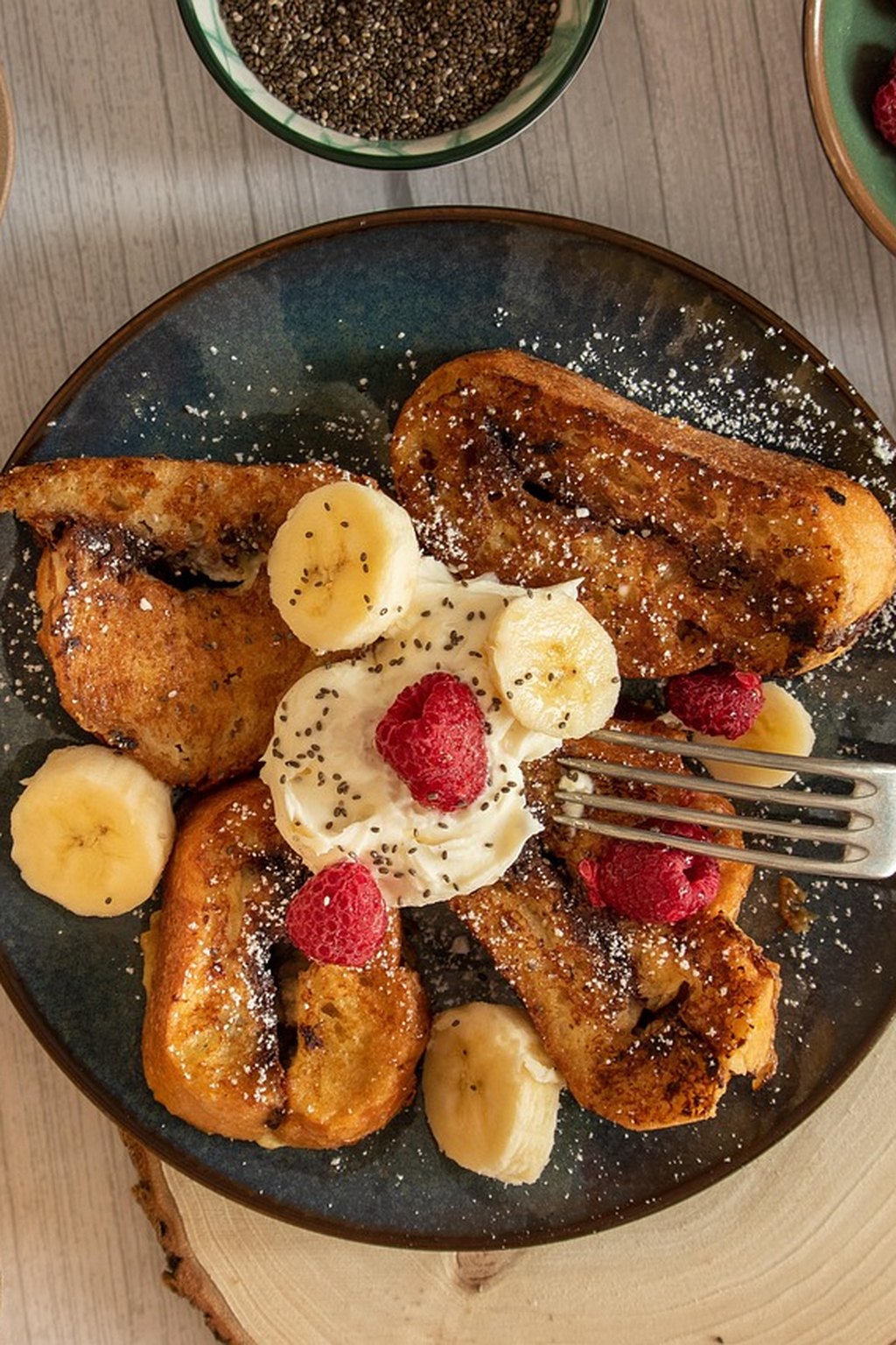 Francuskie tosty z bananem i malinami