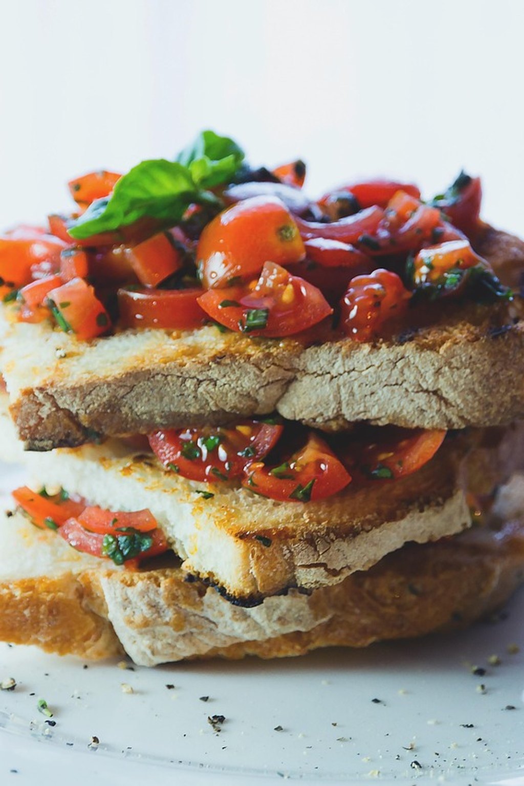 Bruschetta z pomidorami i bazylią