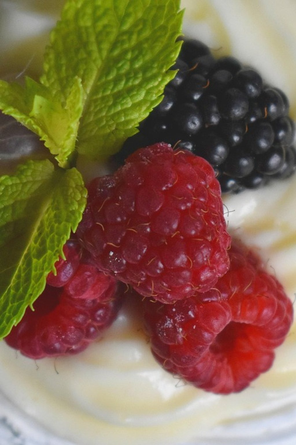 Francuski krem mascarpone z malinowym coulis i migdałowym spodem