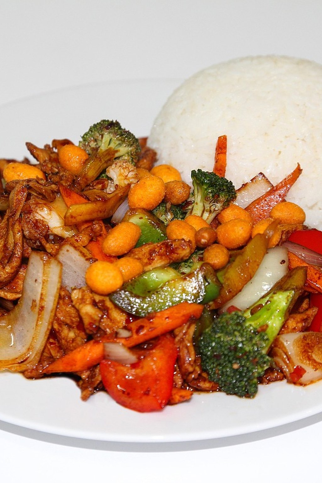 Kurczak stir-fry z ryżem i brokułami