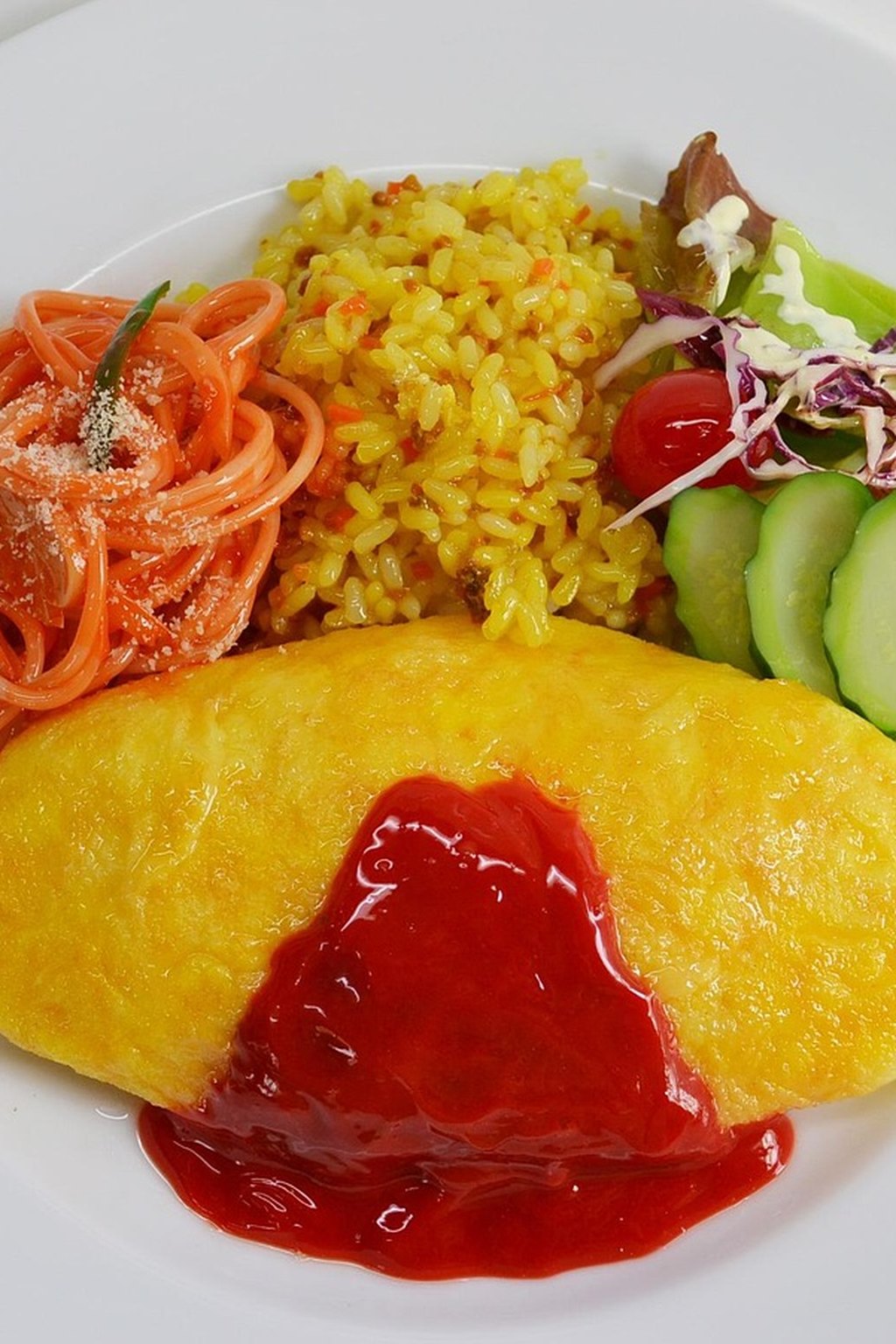 Japoński omlet z ryżem i ketchupem
