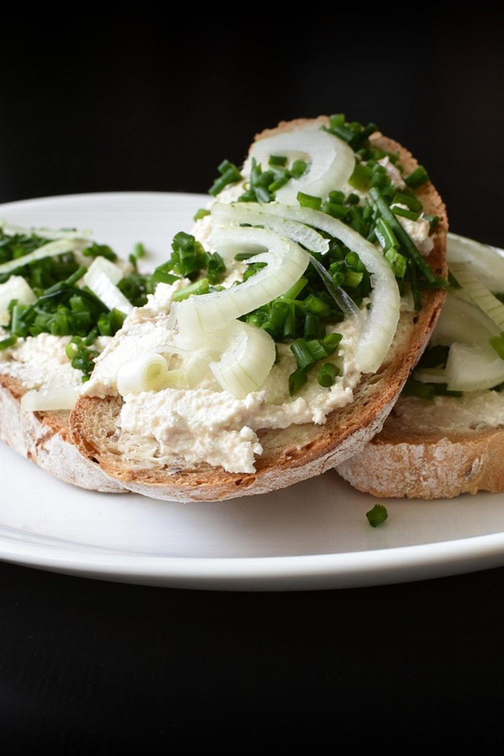Kanapka z twarożkiem, cebulą i szczypiorkiem