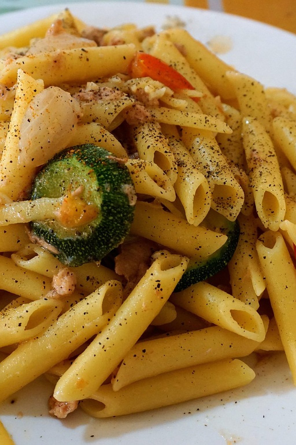 Penne z pieczoną cukinią i mozzarellą