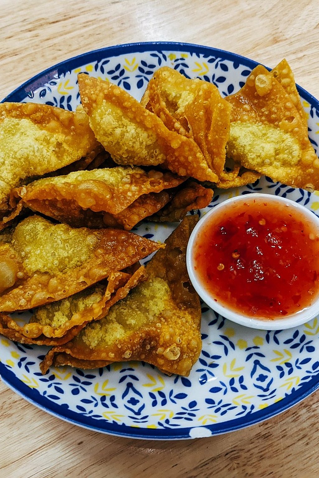 Chrupiące trójkąty wonton z wieprzowiną