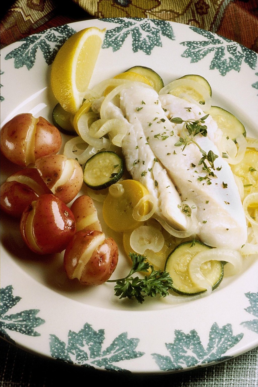 Pieczony dorsz z ziemniakami i cukinią