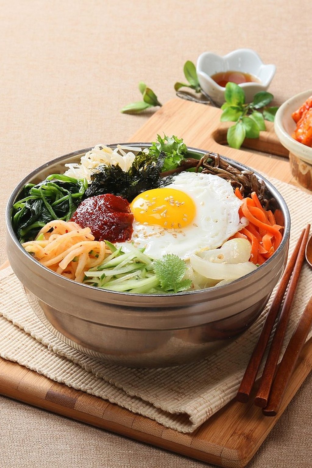 Szybki bibimbap z warzywami i jajkiem