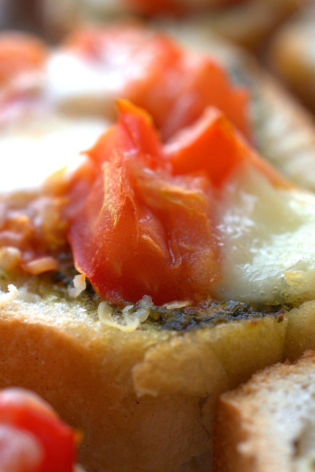 Zapiekana bruschetta z mozzarellą i pomidorami