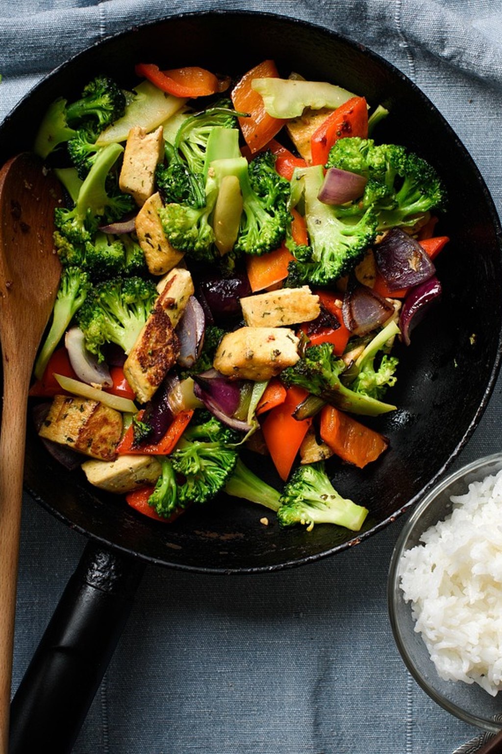 Tofu z warzywami po chińsku i ryżem