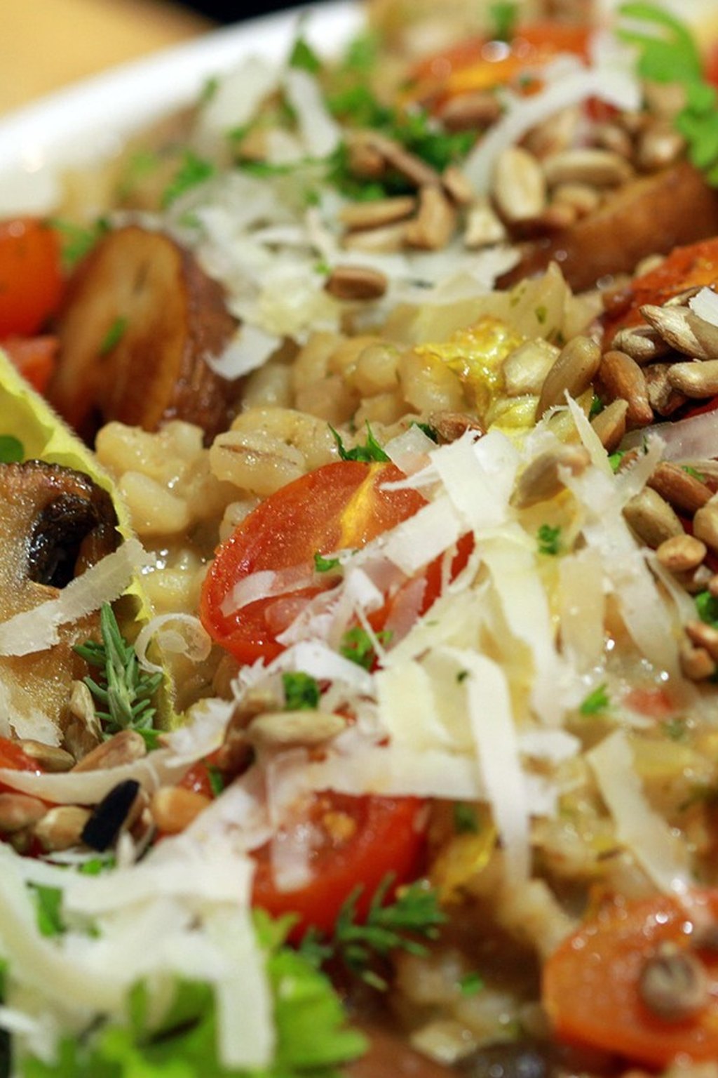 Pęczak z pieczarkami, pomidorkami i parmezanem