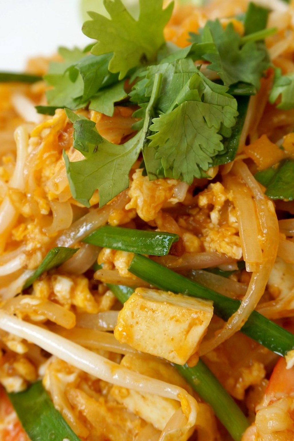 Makaron ryżowy z tofu, limonką kaffir i tamaryndowcem