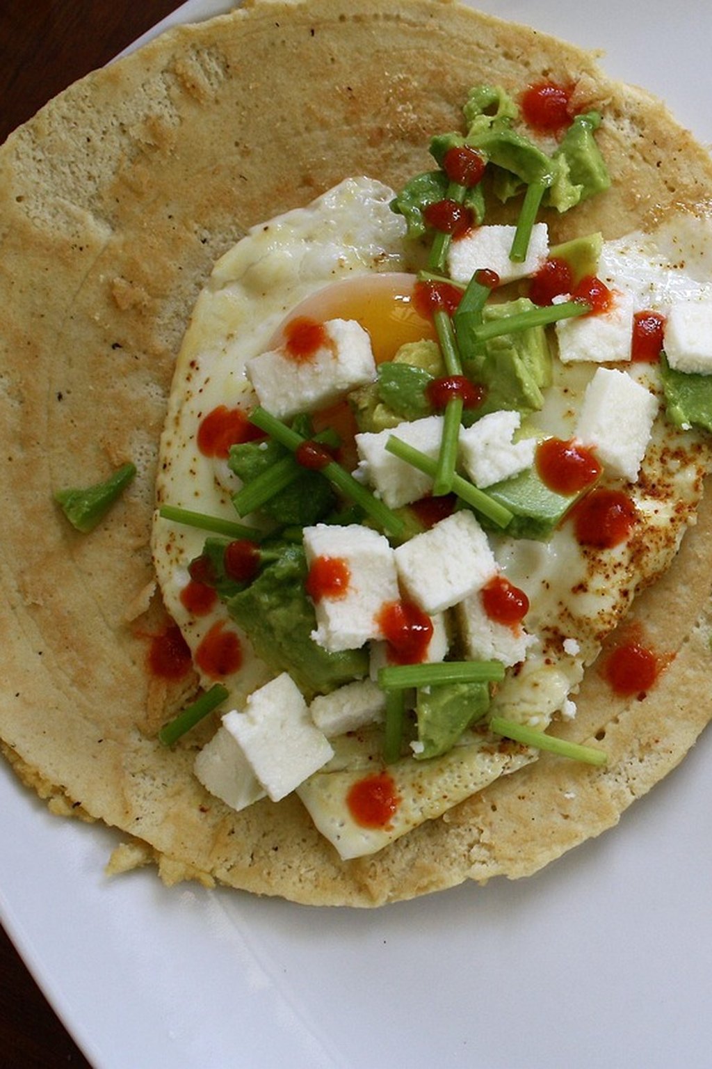Tortilla śniadaniowa z jajkiem, awokado i fetą