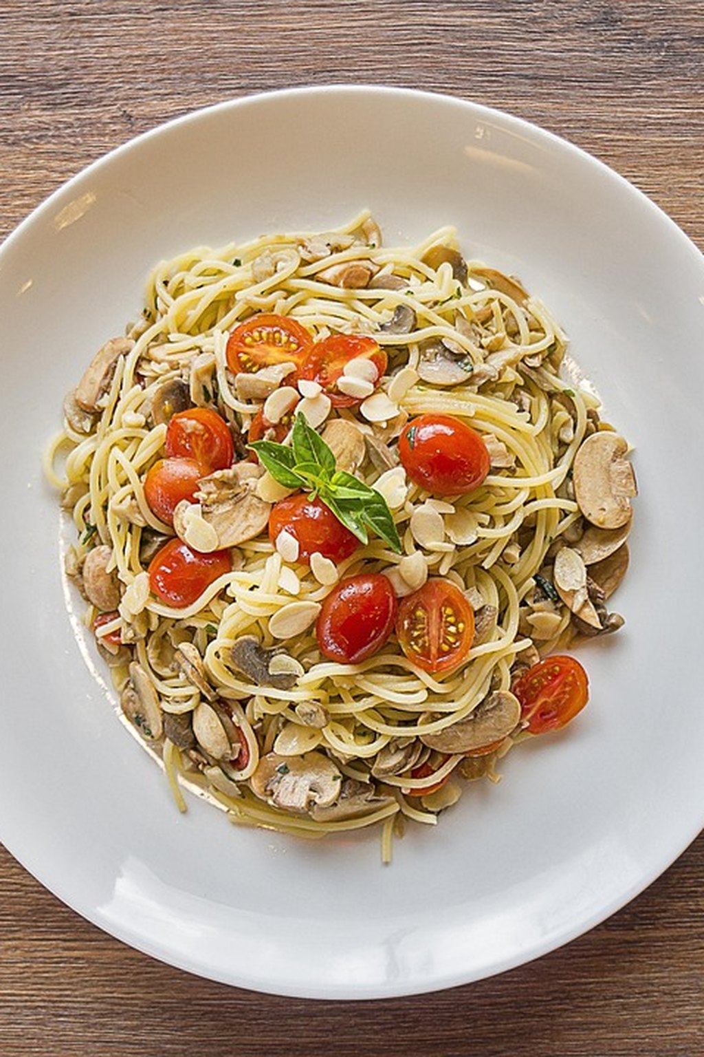 Spaghetti z pieczarkami i pomidorkami