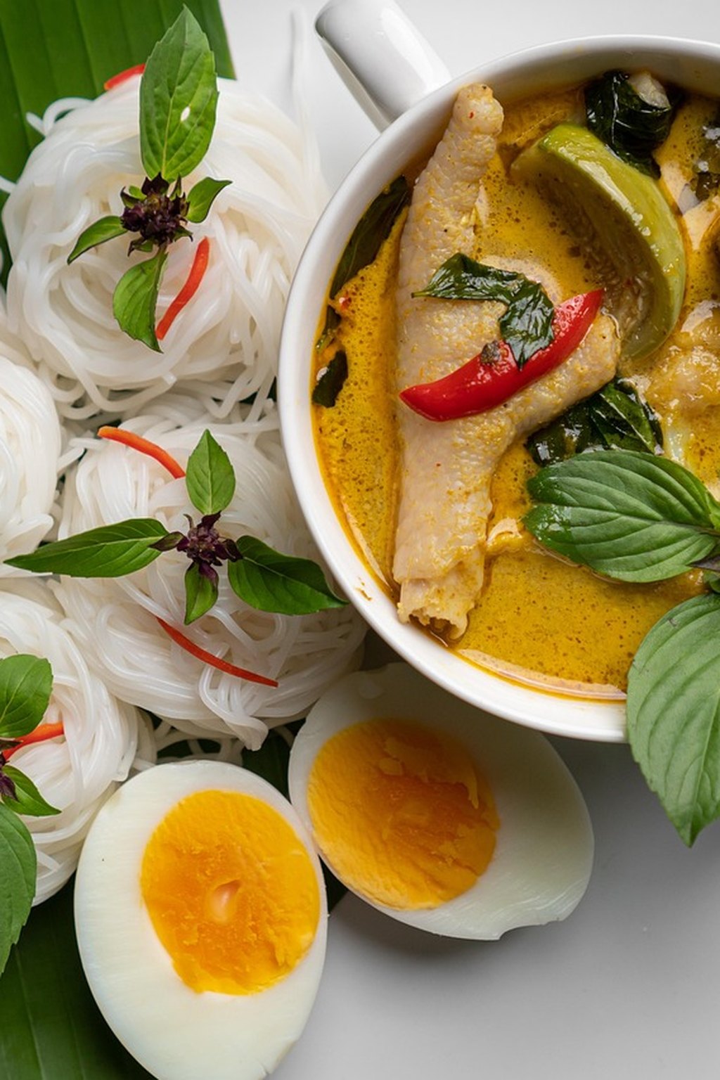 Tajska zupa curry z makaronem i kurzymi łapkami