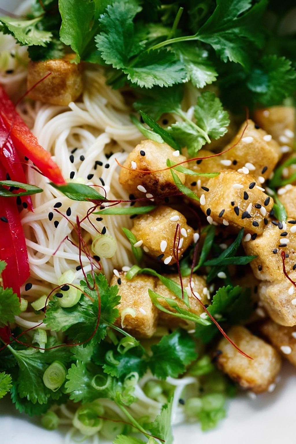 Limonkowa sałatka ryżowa z chrupiącym tofu