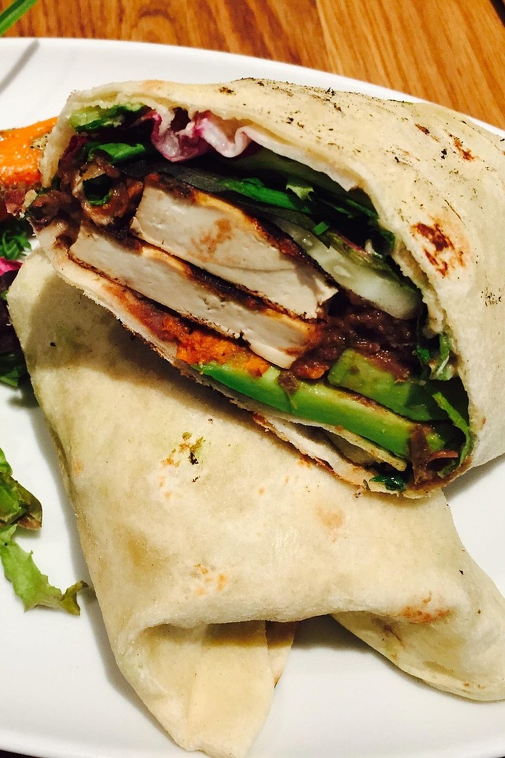 Wrap z hummusem, tofu i awokado