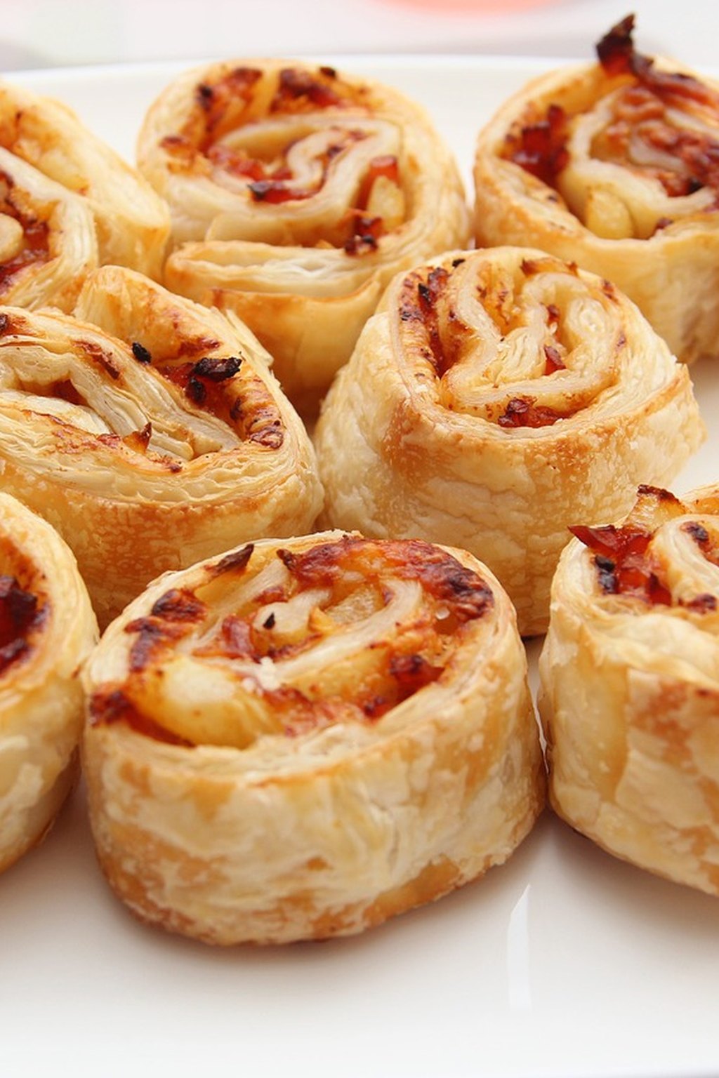 Chrupiące ślimaczki pizzowe z ciasta francuskiego