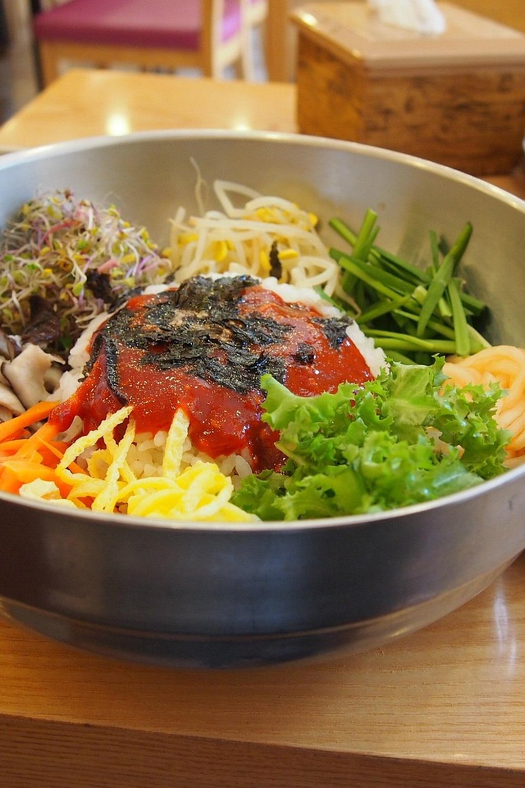Szybki bibimbap z warzywami i kiełkami