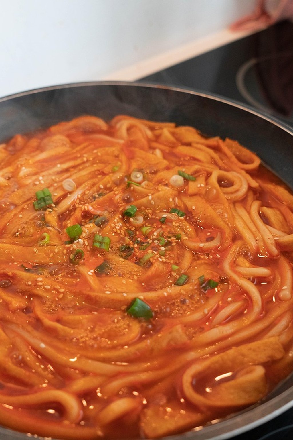 Udon w pikantnym pomidorowym bulionie