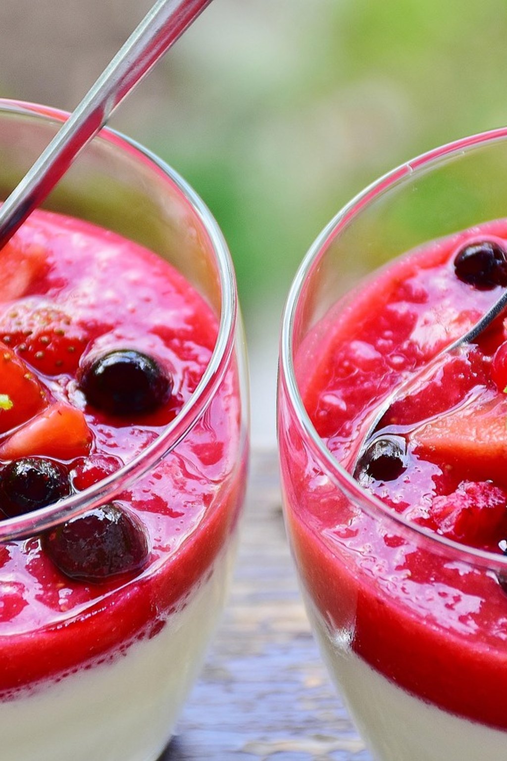 Panna cotta orzechowa z sosem owocowym