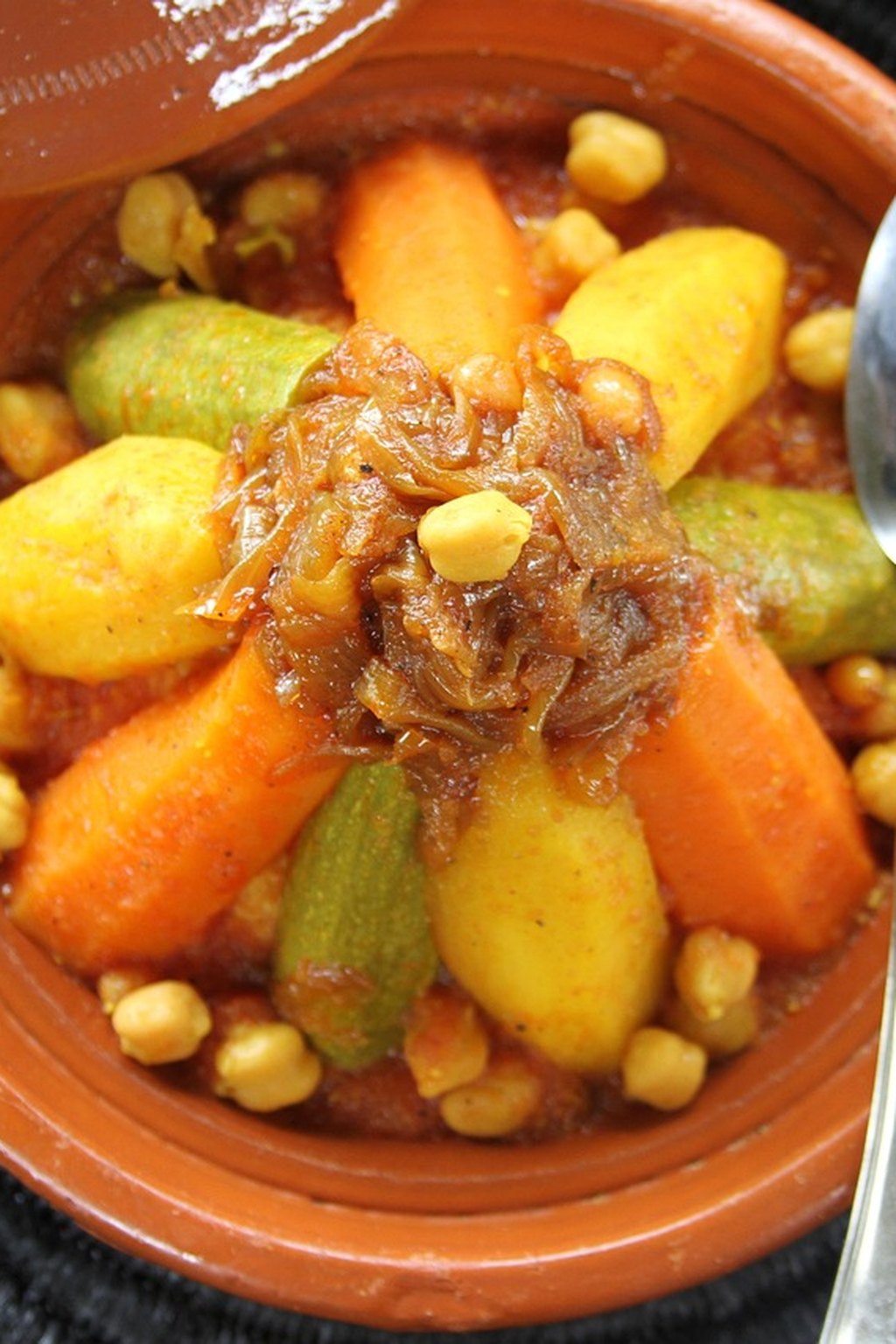 Marokański tagine z ciecierzycą i warzywami