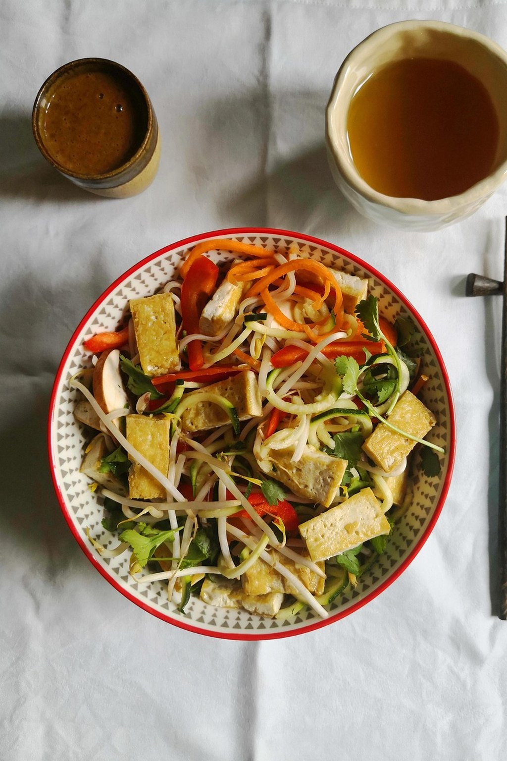 Ryżowa miska z tofu, kiełkami i miso
