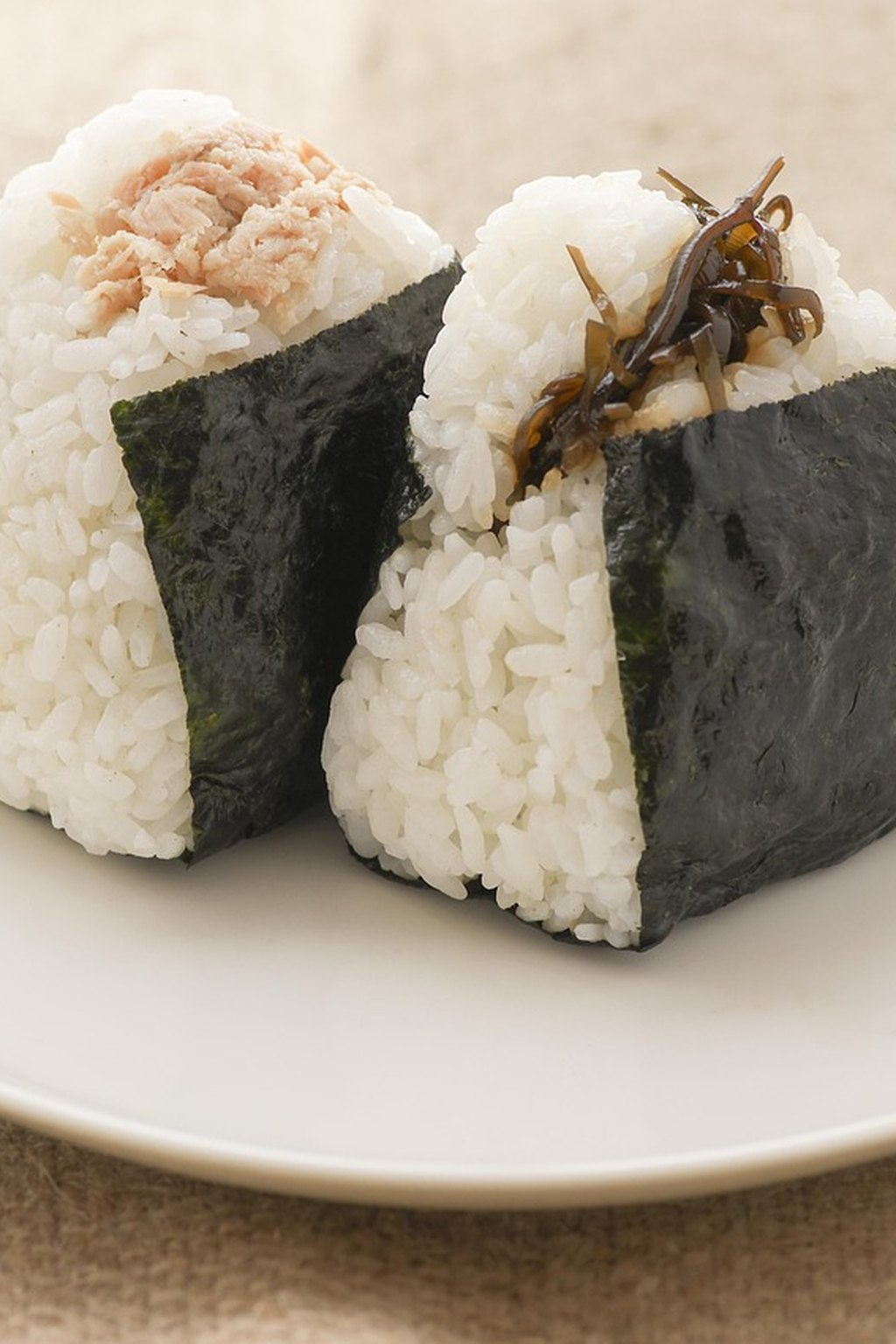 Onigiri z tuńczykiem i kombu