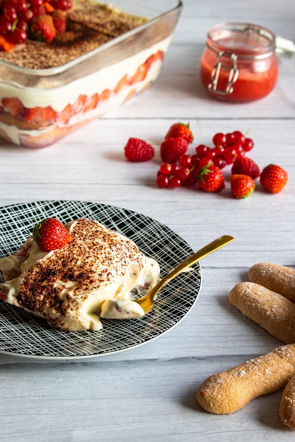 Tiramisu z twarogiem i owocami leśnymi
