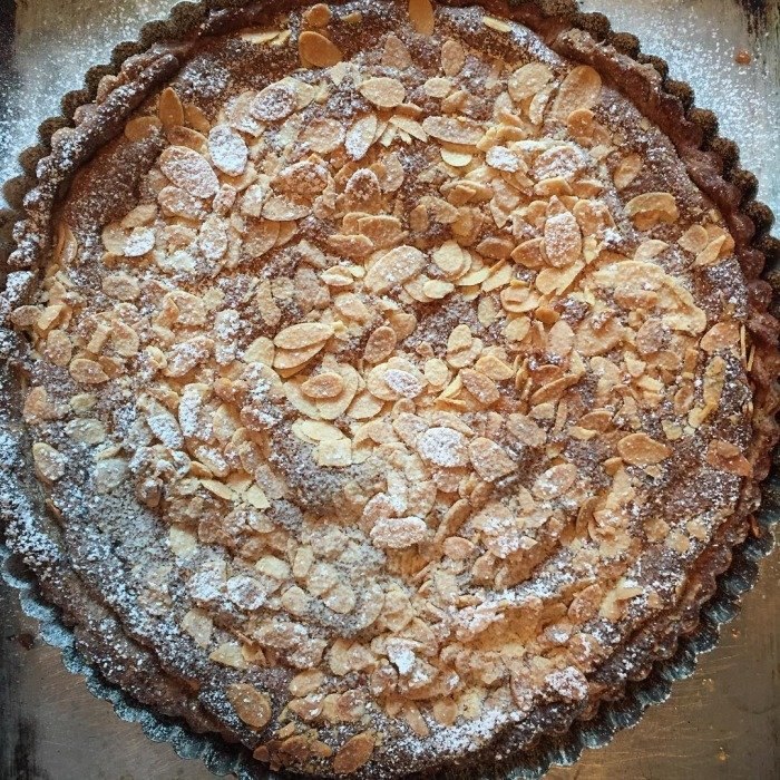 Tarta Bakewell z malinami i migdałami