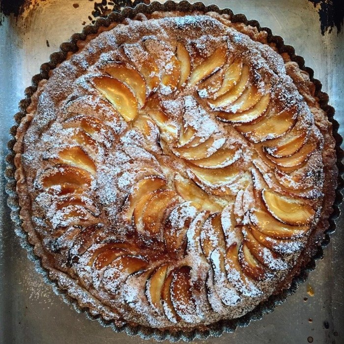 Tarta jabłkowa z migdałowym frangipanem