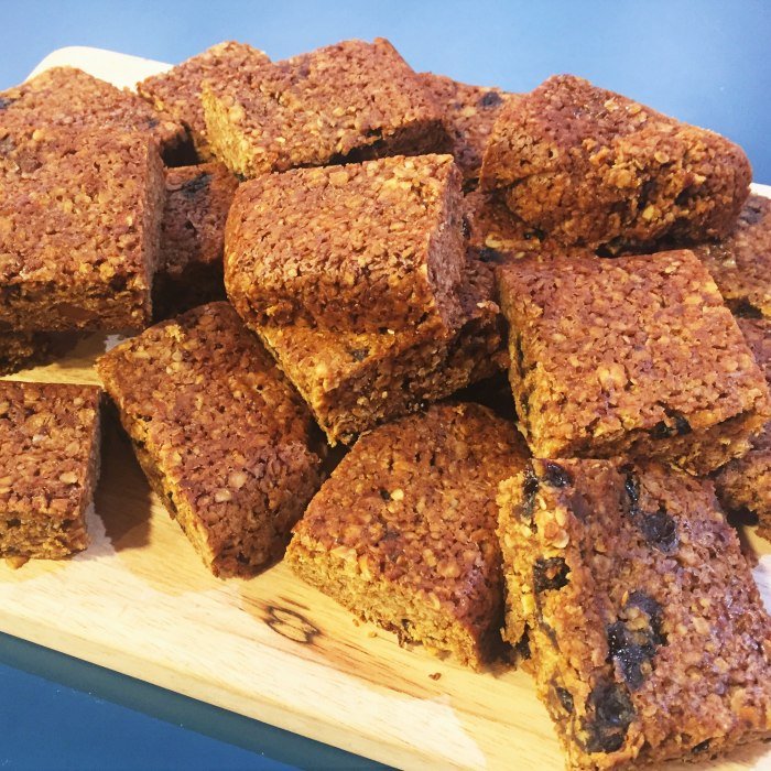 Owsiane batoniki z puddingiem świątecznym