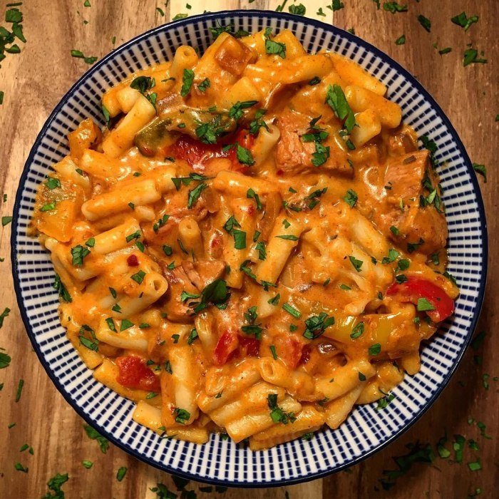Makaron z kurczakiem fajita i serem