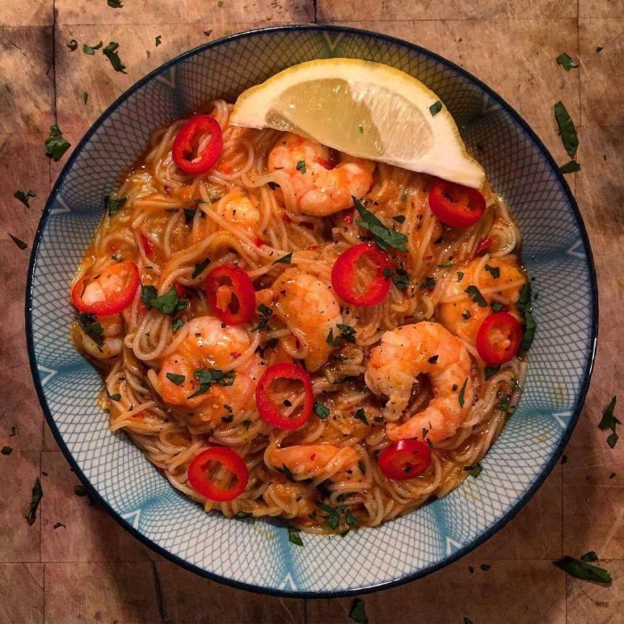 Laksa z krewetkami królewskimi