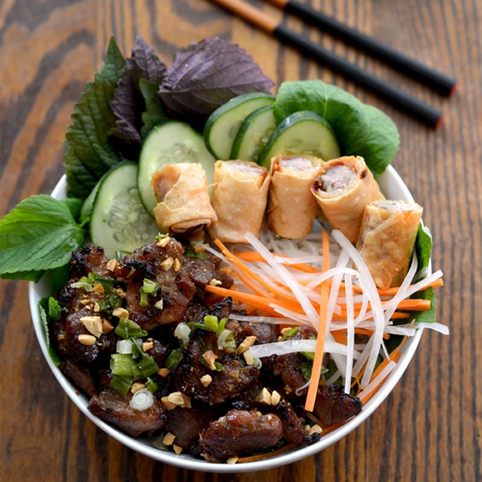 Bún thịt nướng z sajgonkami