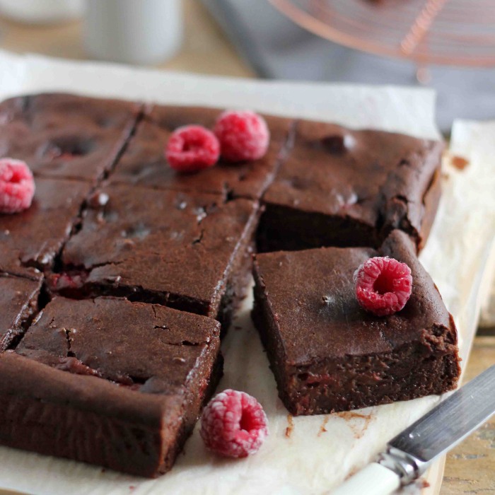 Brownie czekoladowe z malinami