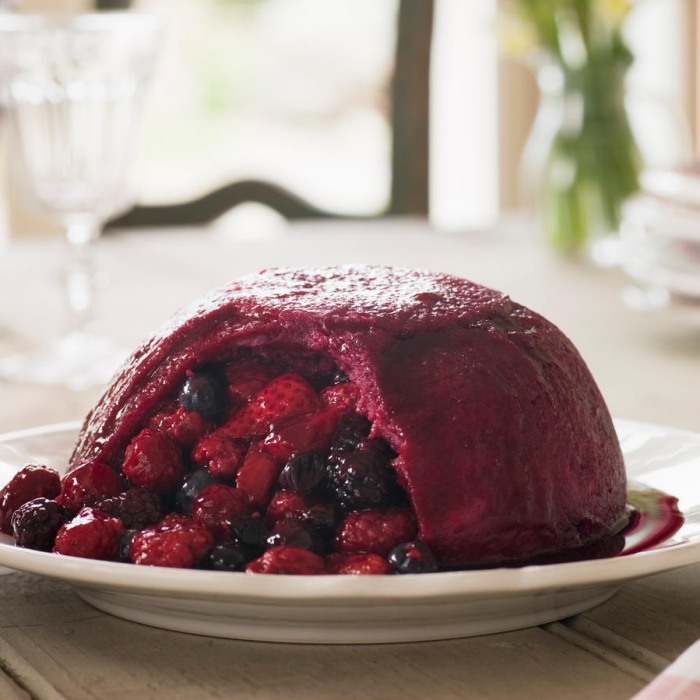 Letni pudding z owocami leśnymi