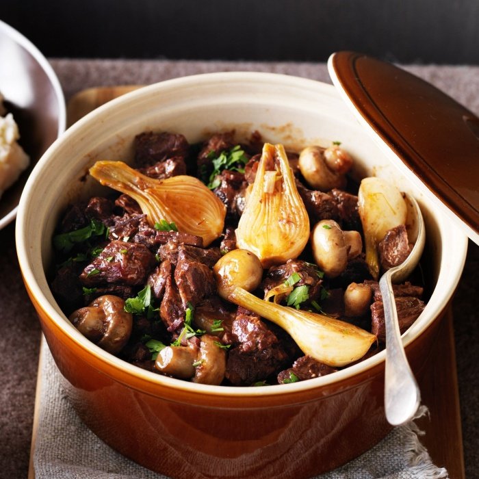 Wołowina po burgundzku z selerowym purée