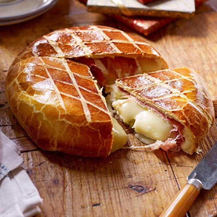 Brie w cieście brioche z prosciutto